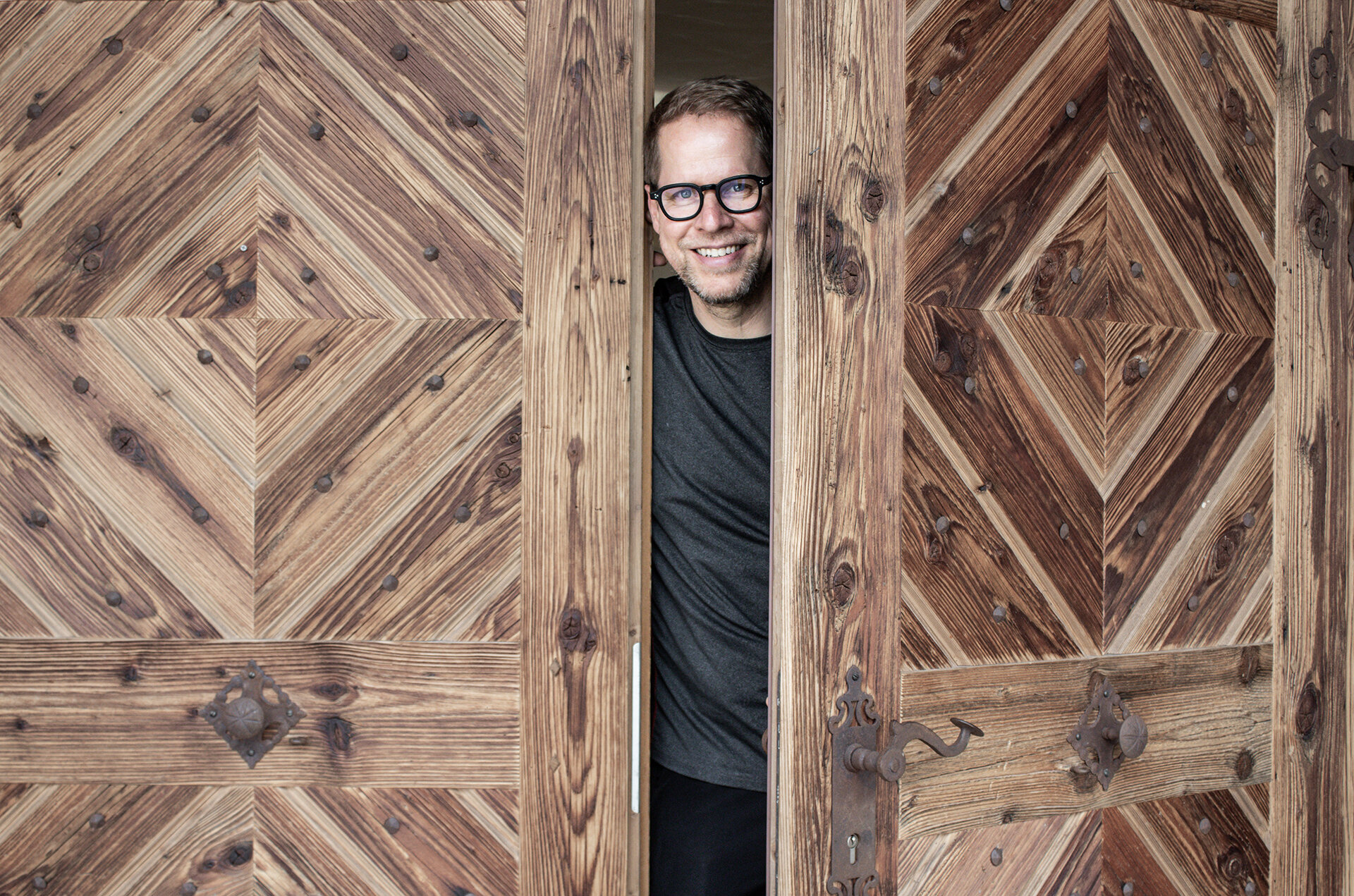 Gerold Mattersberger öffnet die traditionelle Holztür des Wellnesshotels Engel Gerold Mattersberger öffnet die traditionelle Holztür des Wellnesshotels Engel