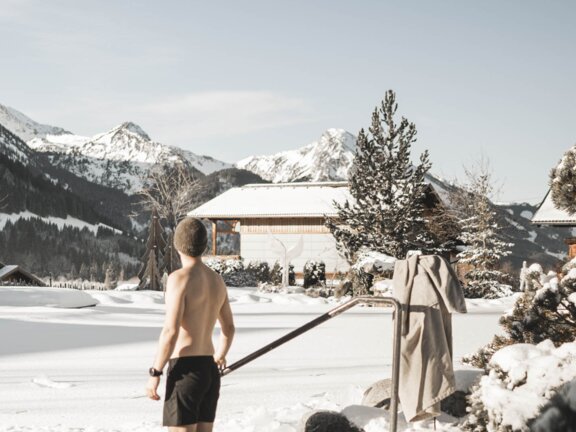 Person beim Eisbaden im Engel Bergsee, die Landschaft schneebedeckt Person beim Eisbaden im Engel Bergsee, die Landschaft schneebedeckt