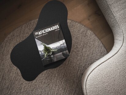 Magazin The Aficionados als Coffee-Tablebook im Orgänic Zimmer auf schwarzem Designer-Tisch Magazin The Aficionados als Coffee-Tablebook im Orgänic Zimmer auf schwarzem Designer-Tisch
