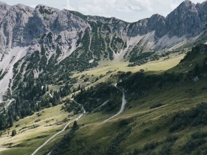 Drohnenaufnahme vom Tannheimer Höhenweg Richtung Neunerköpfle