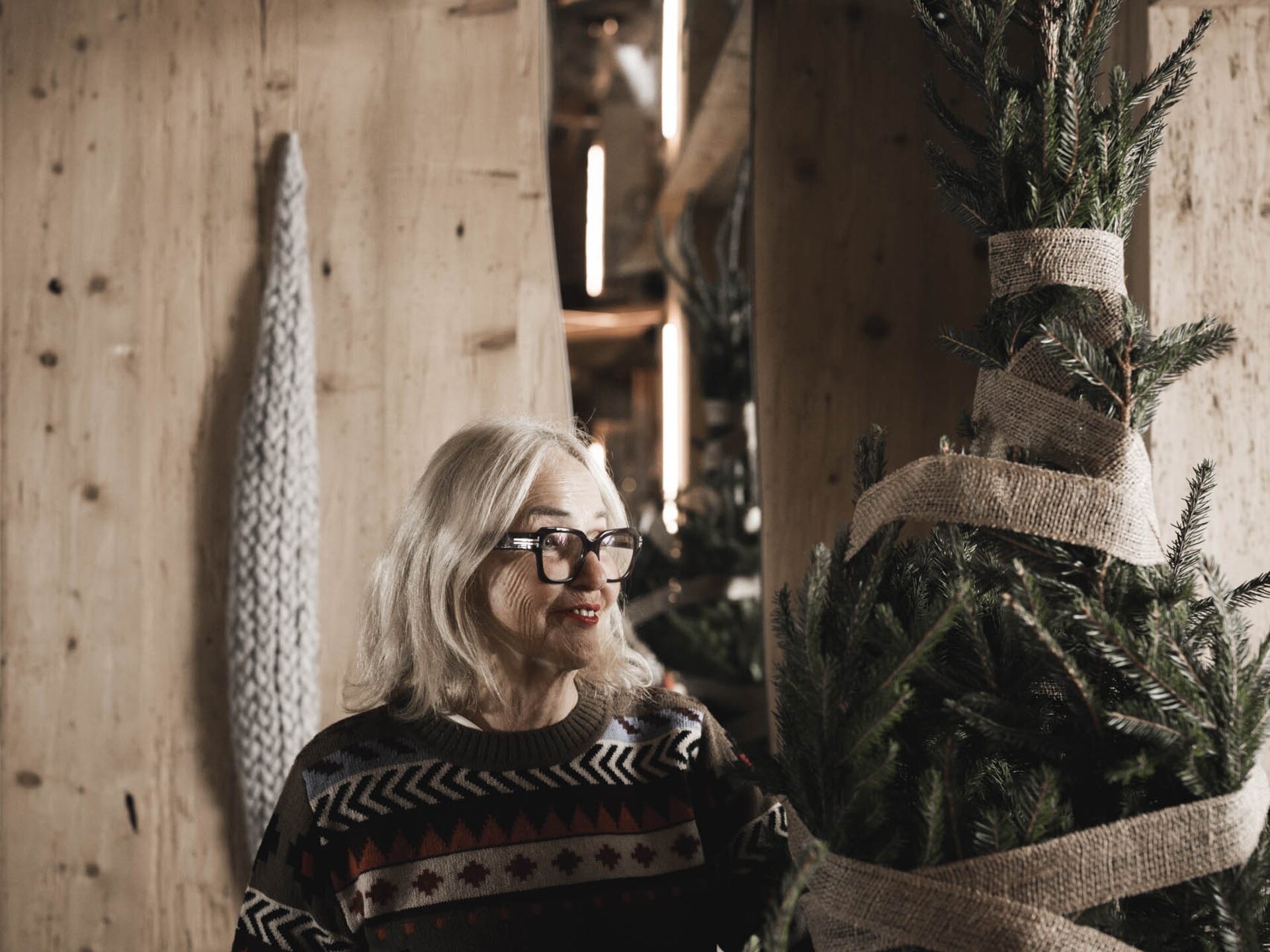 Gerlinde Mattersberger, Seniorchein im Wellnesshotel Der Engel mit Christbaum in der Hand