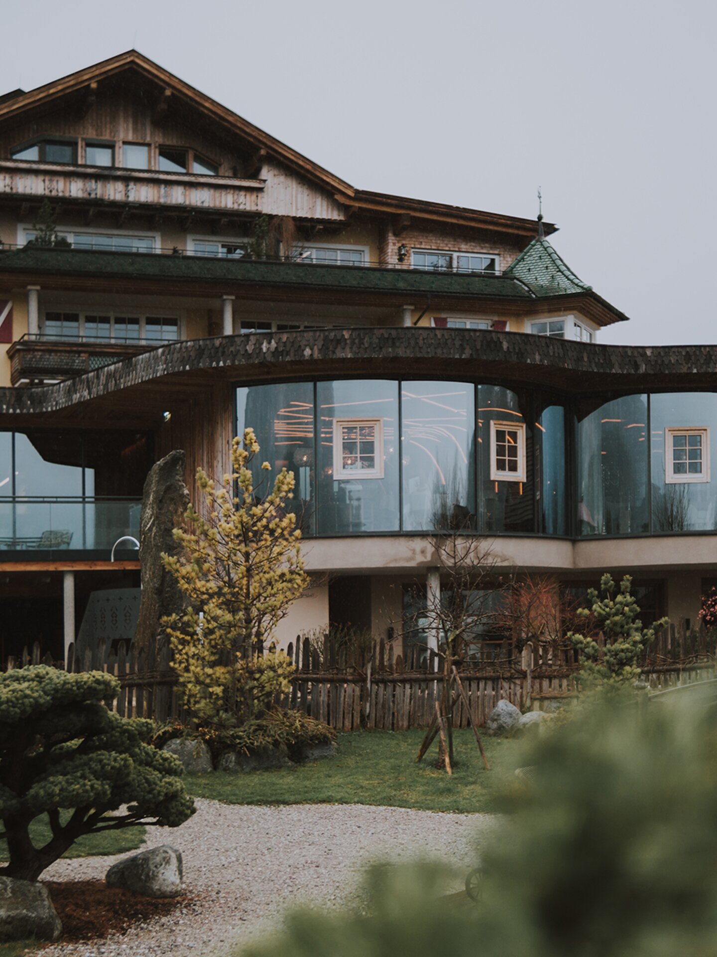 Hotel Der Engel Außenansicht Fassade Holzschindeln, Glas, Alpengarten | Der Engel in Tirol