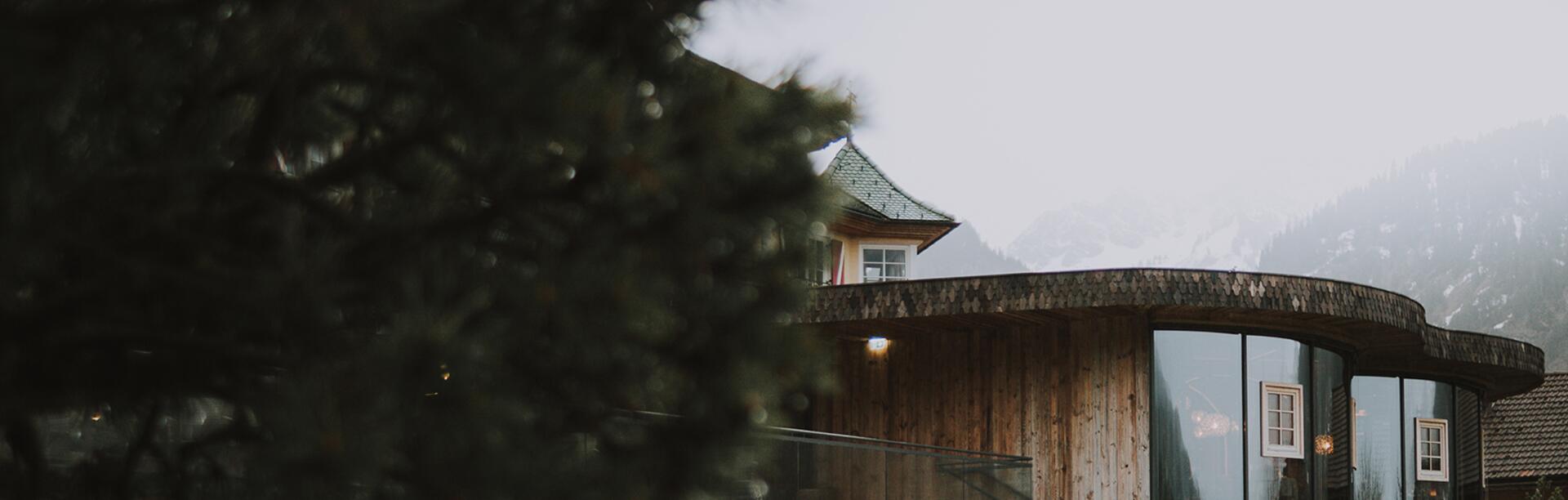 Außenansicht Hotel mit Pool und Bäumen im Vordergrund | Der Engel in Tirol