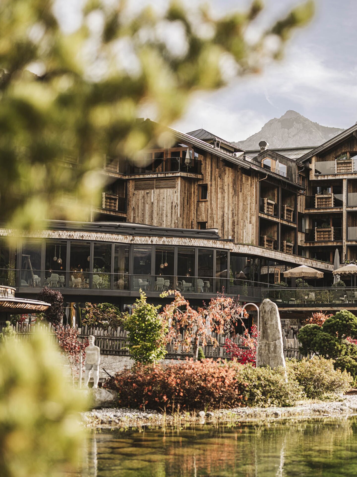 Außenaufnahme vom Hotel Der Engel und der Terrasse bzw. Wintergarten im Herbst