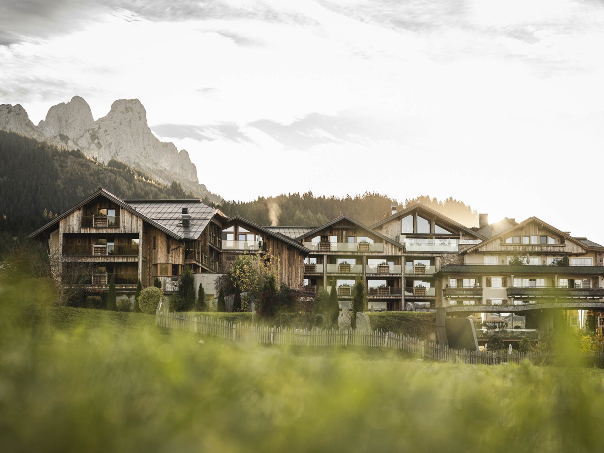 Außenansicht vom Wellnesshotel Der Engel im Tannheimer Tal im Sommer vom Westen aus Außenansicht vom Wellnesshotel Der Engel im Tannheimer Tal im Sommer vom Westen aus