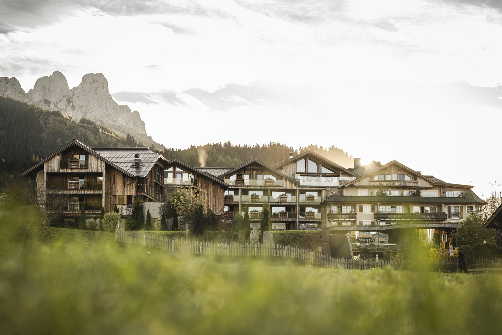 Außenansicht vom Wellnesshotel Der Engel im Tannheimer Tal im Sommer vom Westen aus