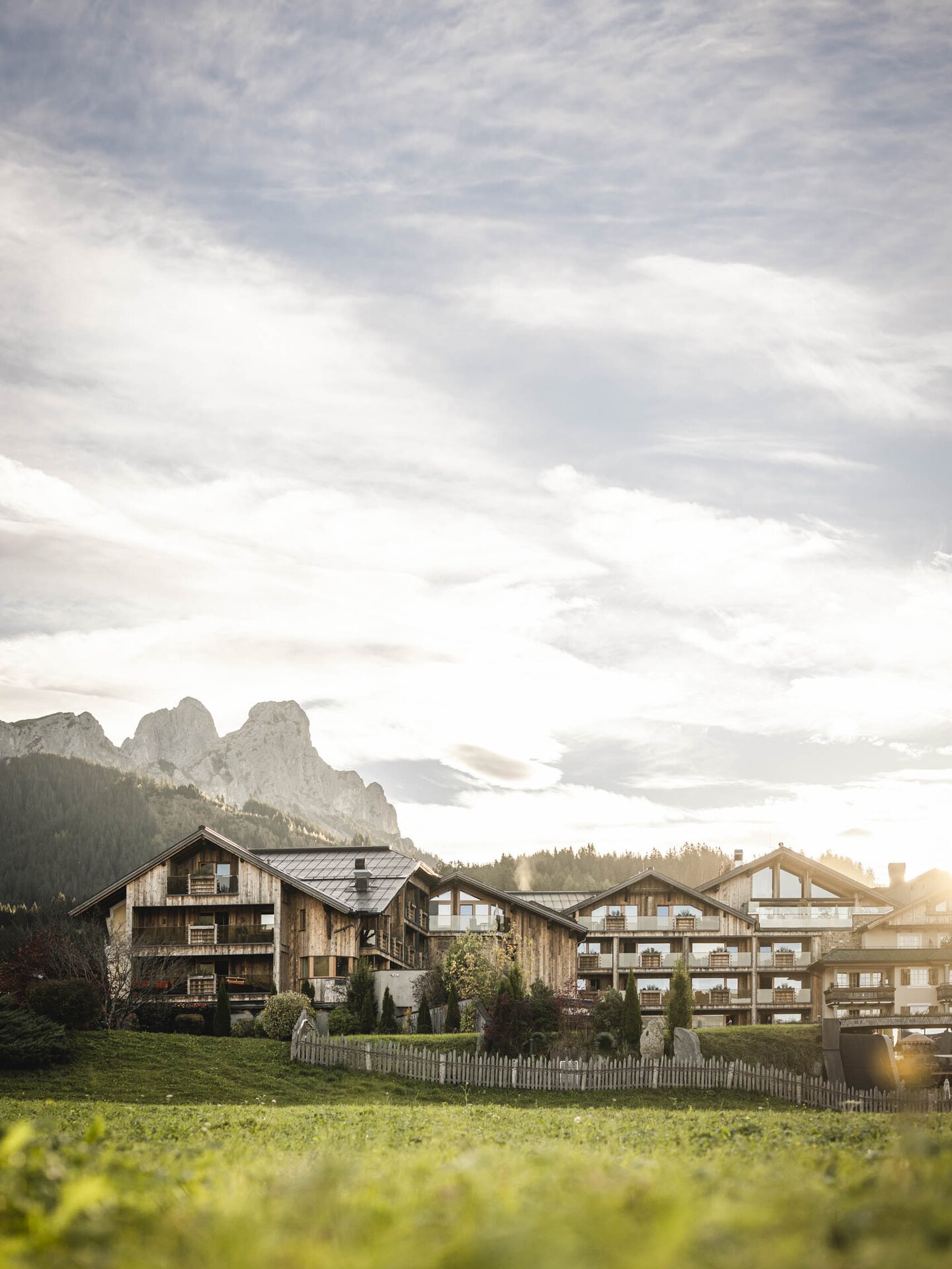 Der Engel Außenaufnahme von der benachbarten Sommerwiese im Hintergrund die Berge 