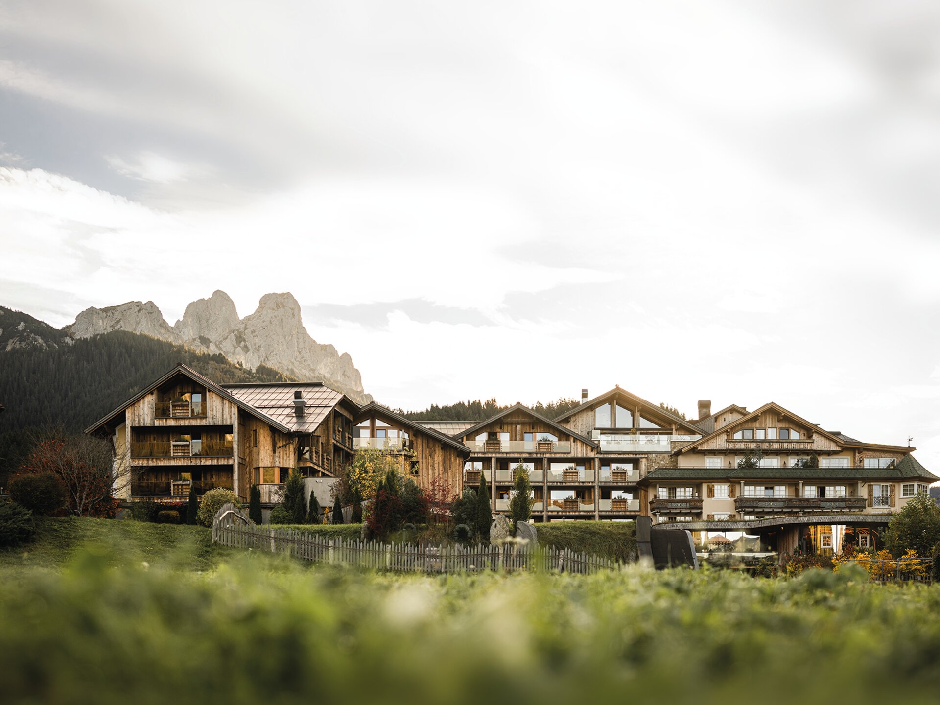 Außenaufnahme vom Wellnesshotel Der Engel im Tannheimer Tal im Vordergrund grüne Wiese
