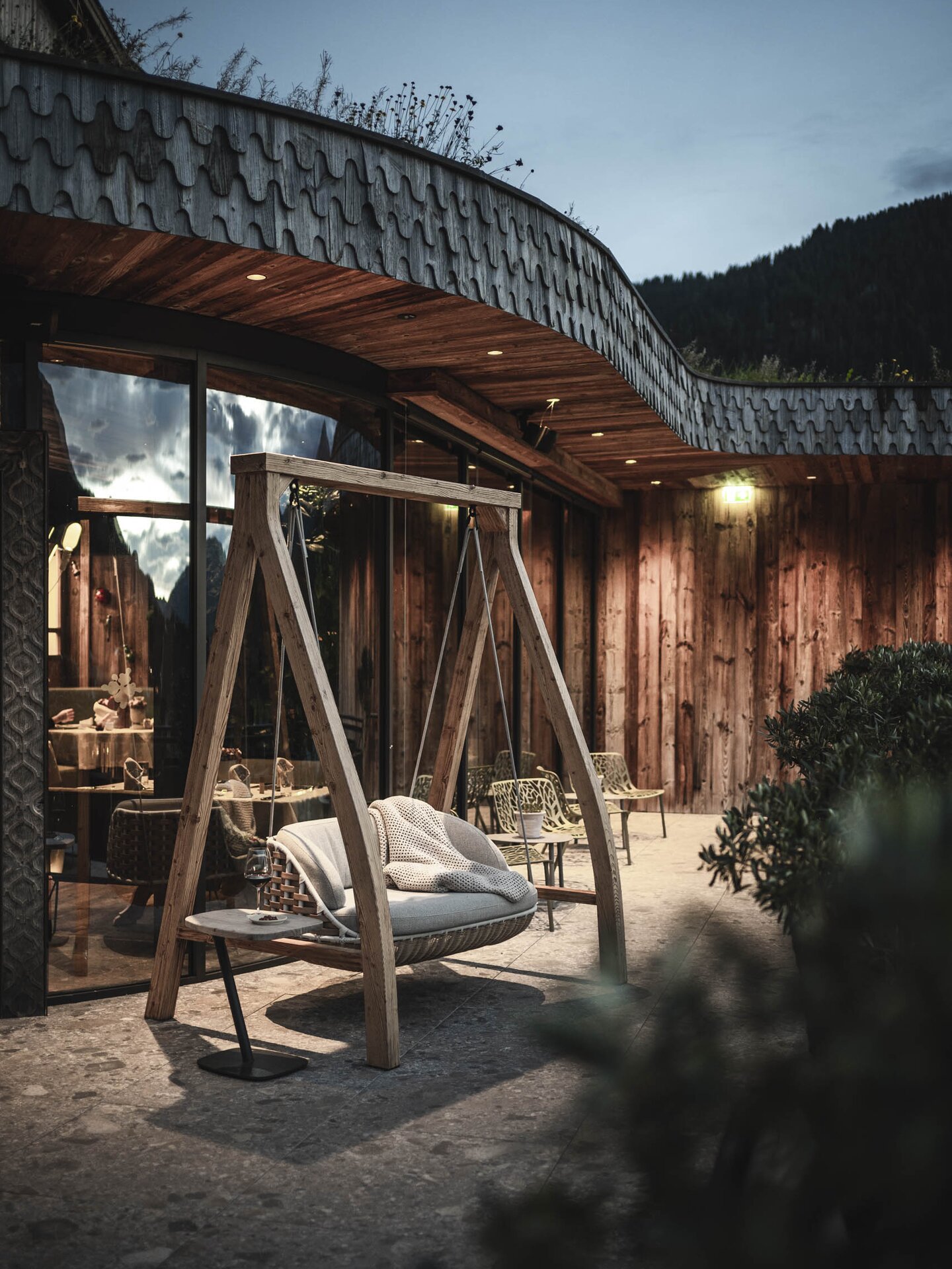 Hängeschaukel auf der Terrasse des Engels in Abendstimmung