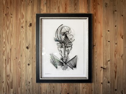 Kunstwerk von Leon Löwentraut vor traditioneller Holzwand