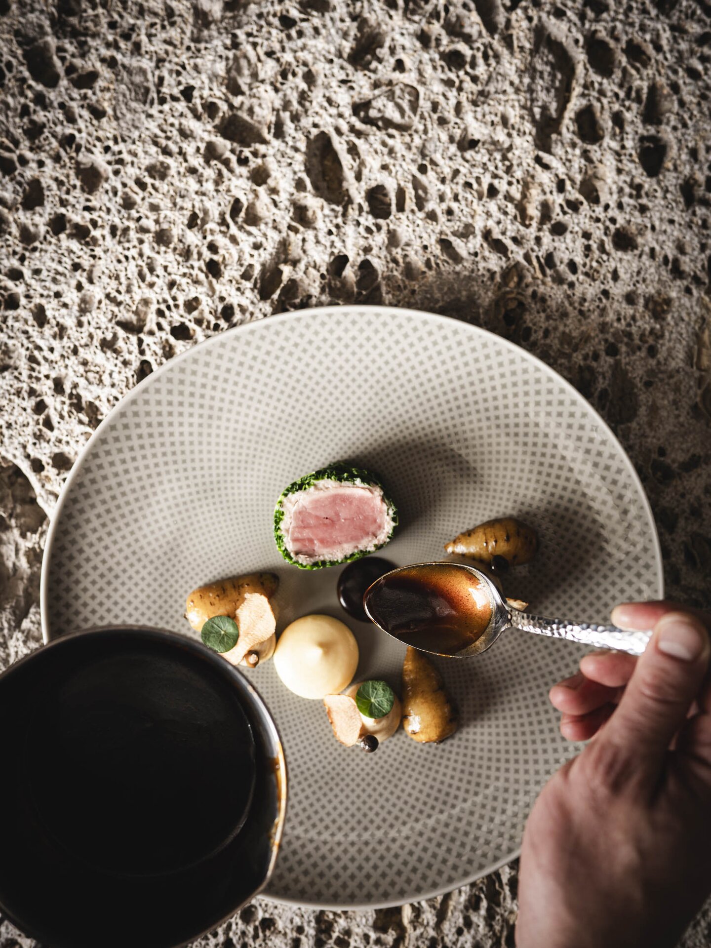 Kalbsbries im Kräutermantel, mit brauner Bratensauce auf Pastinakenpüree by Lukas Rettenbacher
