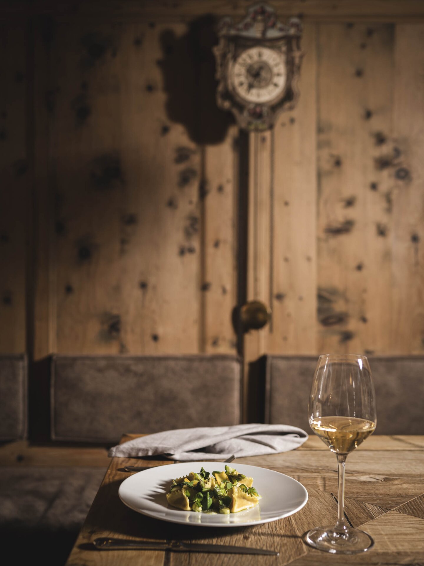 Frühlingshafte Teigtaschen gefüllt mit Ricotta und Spinat, garniert mit Kräutern