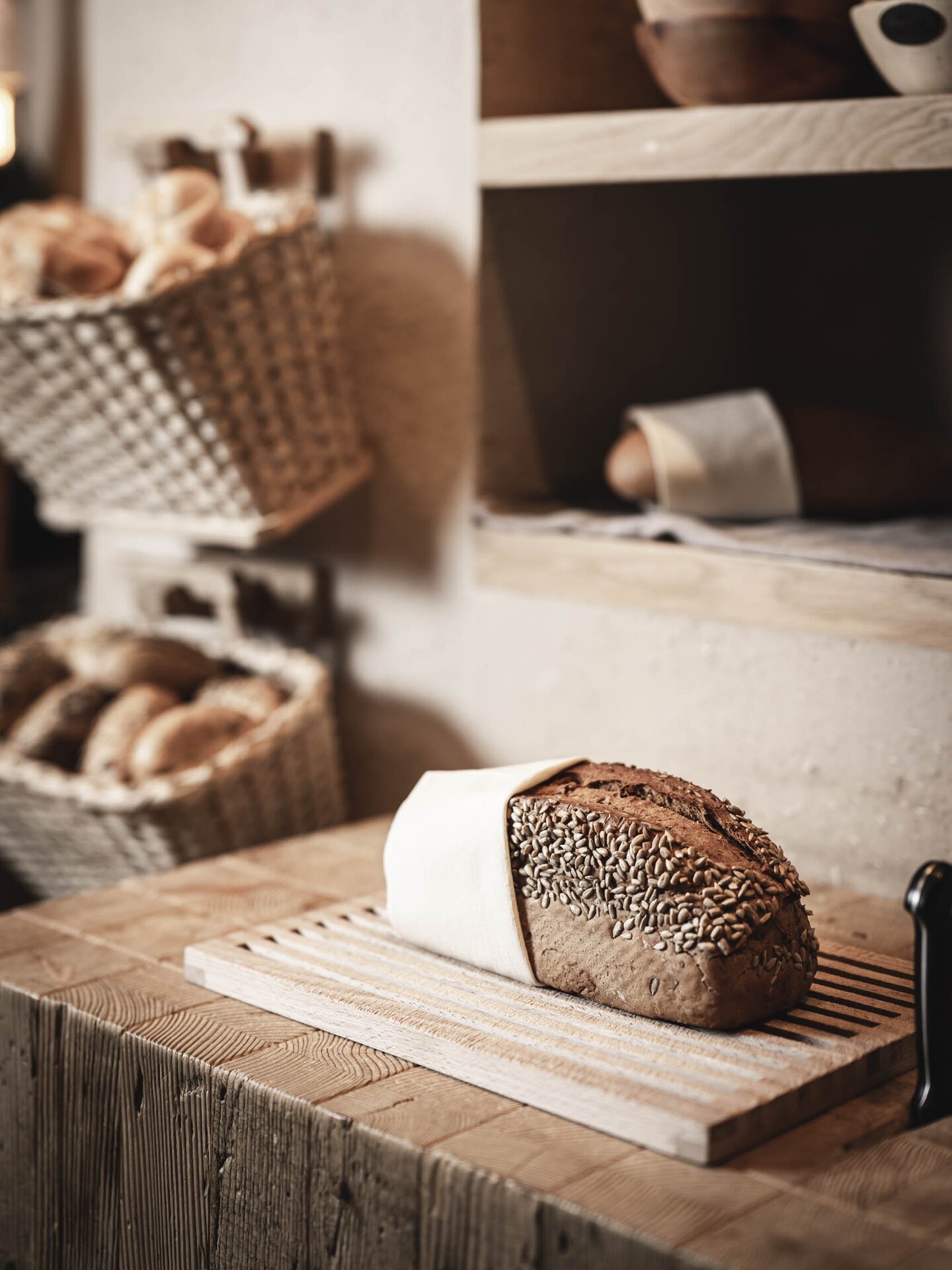Dinkel-Vollkorn-Brot auf Schneidebrett am Engel Frühstücksbuffet
