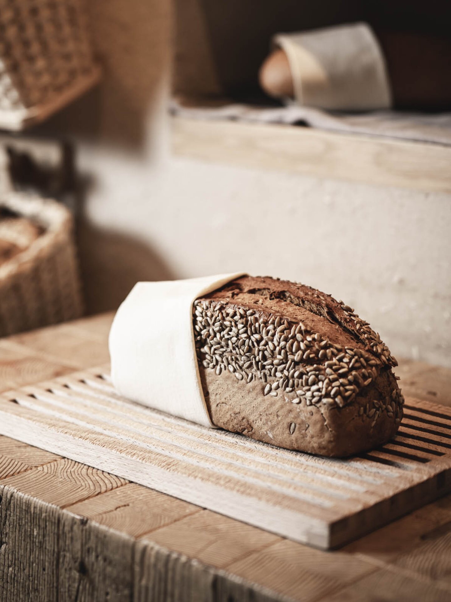 Dinkel-Vollkorn-Brot auf Schneidebrett am Engel Frühstücksbuffet