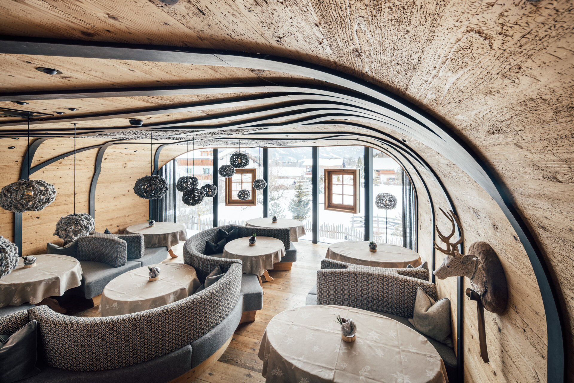 Herzstück Stube, moderne Tiroler Stube mit Holz und Stahlelementen | Der Engel in Tirol