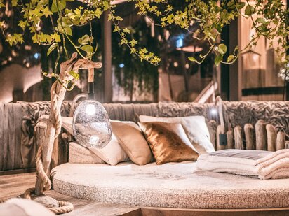 Runde Liegen hinter einem Pflanzen-Baldachin - Ruheraum kleines Nest im Wellnesshotel der Engel