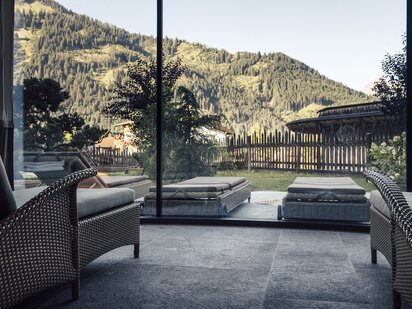Wellnesshotel Der Engel in Tirol | Ruheraum mit Aussicht auf die Berge