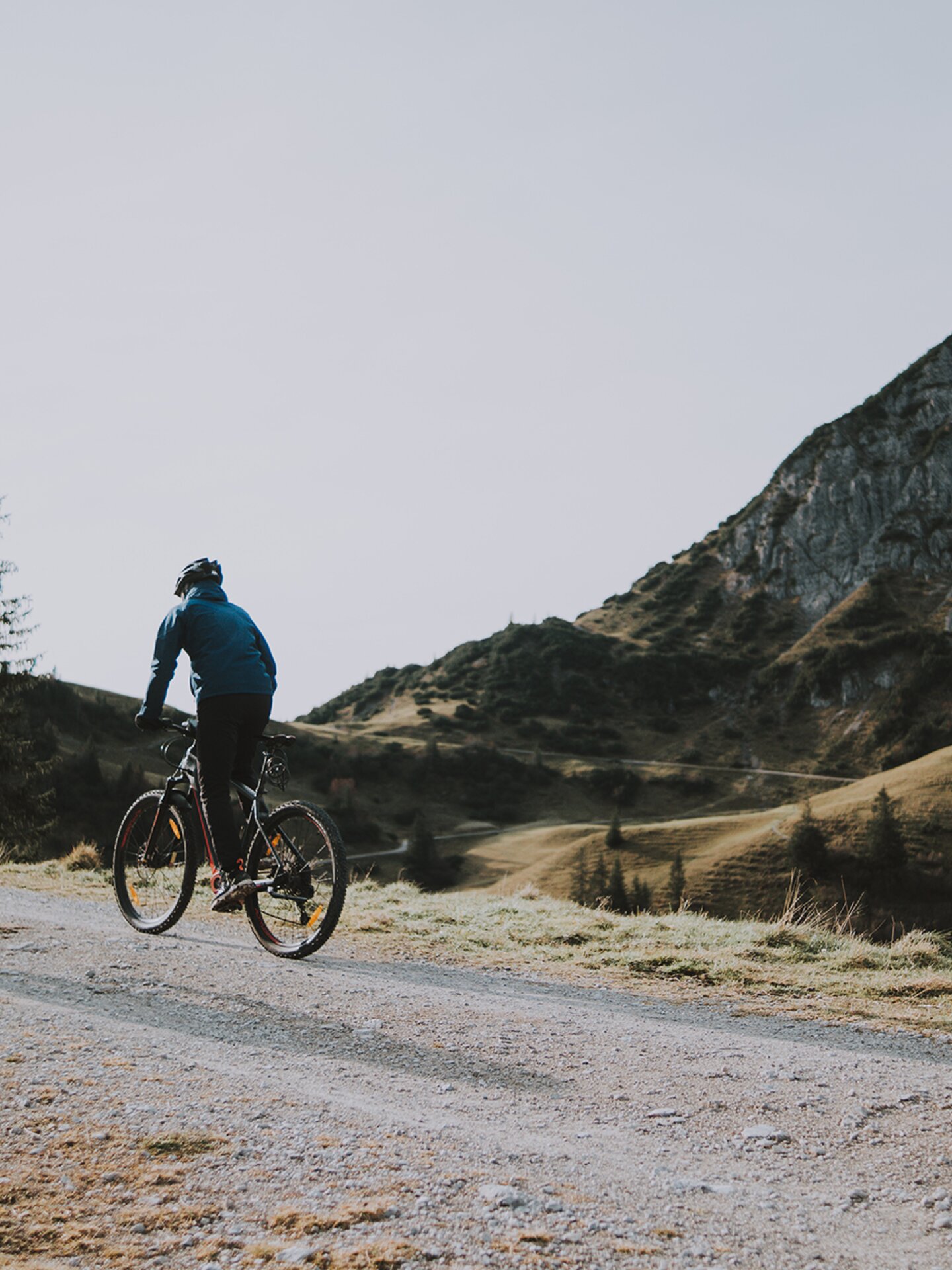 Mountainbiker in Zöblen auf einer Bikestrecke in den Bergen| Der Engel in Tirol