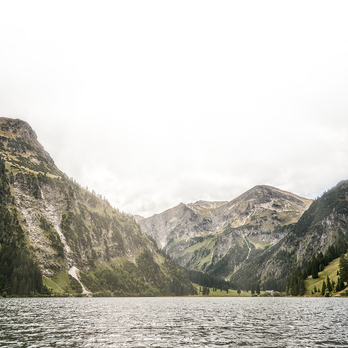 Vilsalpsee in Tannheim im Sommer bei Nebel | Der Engel in Tirol