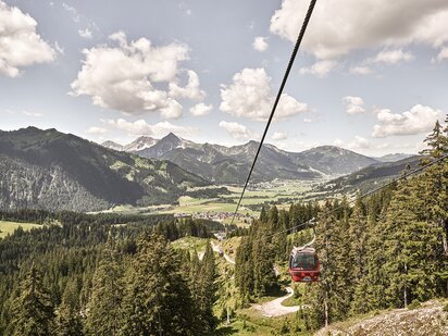 Bergbahn auf das Füssener Jöchle in Grän Blick von oben hinab auf das Tal