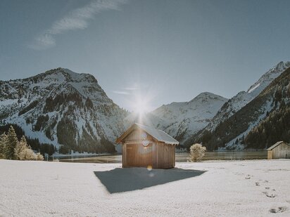 Der Vilsalpsee im Winter - im Vordergrund ein alter Heustadl
