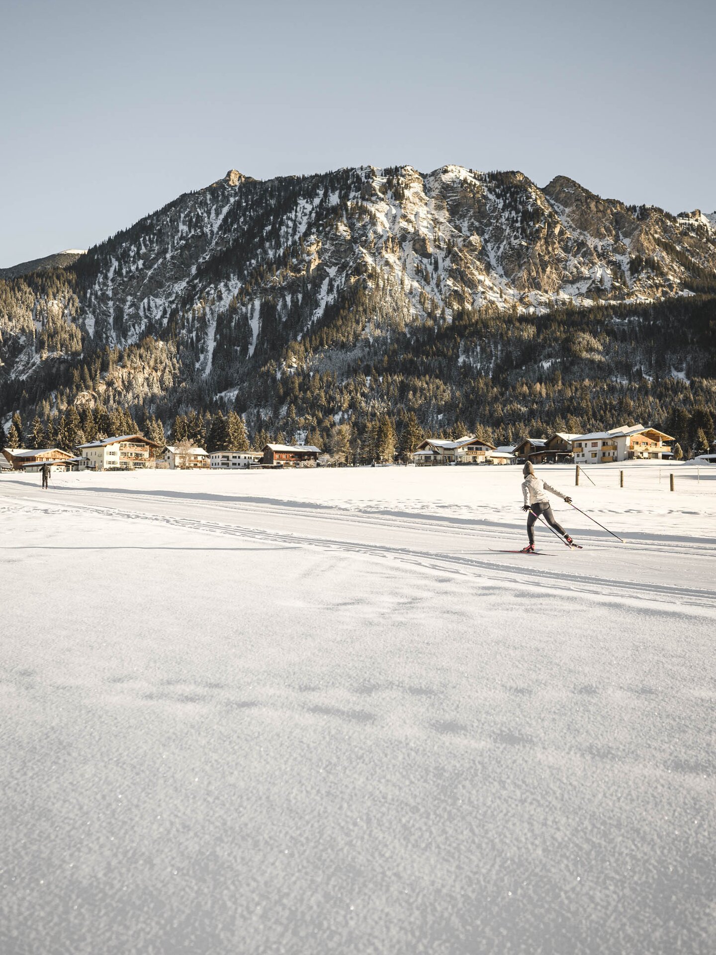 Person skatet auf der Engel-Haus-Langlaufloipe mit beiger Jacke und schwarzer Sportleggings