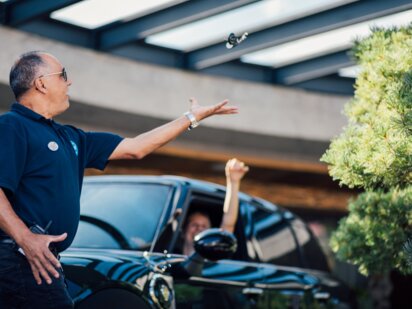 Portier fängt den Autoschlüssel eines Gastes - Shuttle Service