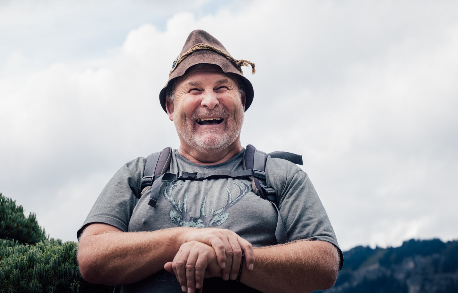 Poldi, Gästebetreuer und Wanderführer im Engel im Wanderoutfit mit traditionellem Wanderhut aus Filz und Holzstock Poldi, Gästebetreuer und Wanderführer im Engel im Wanderoutfit mit traditionellem Wanderhut aus Filz und Holzstock