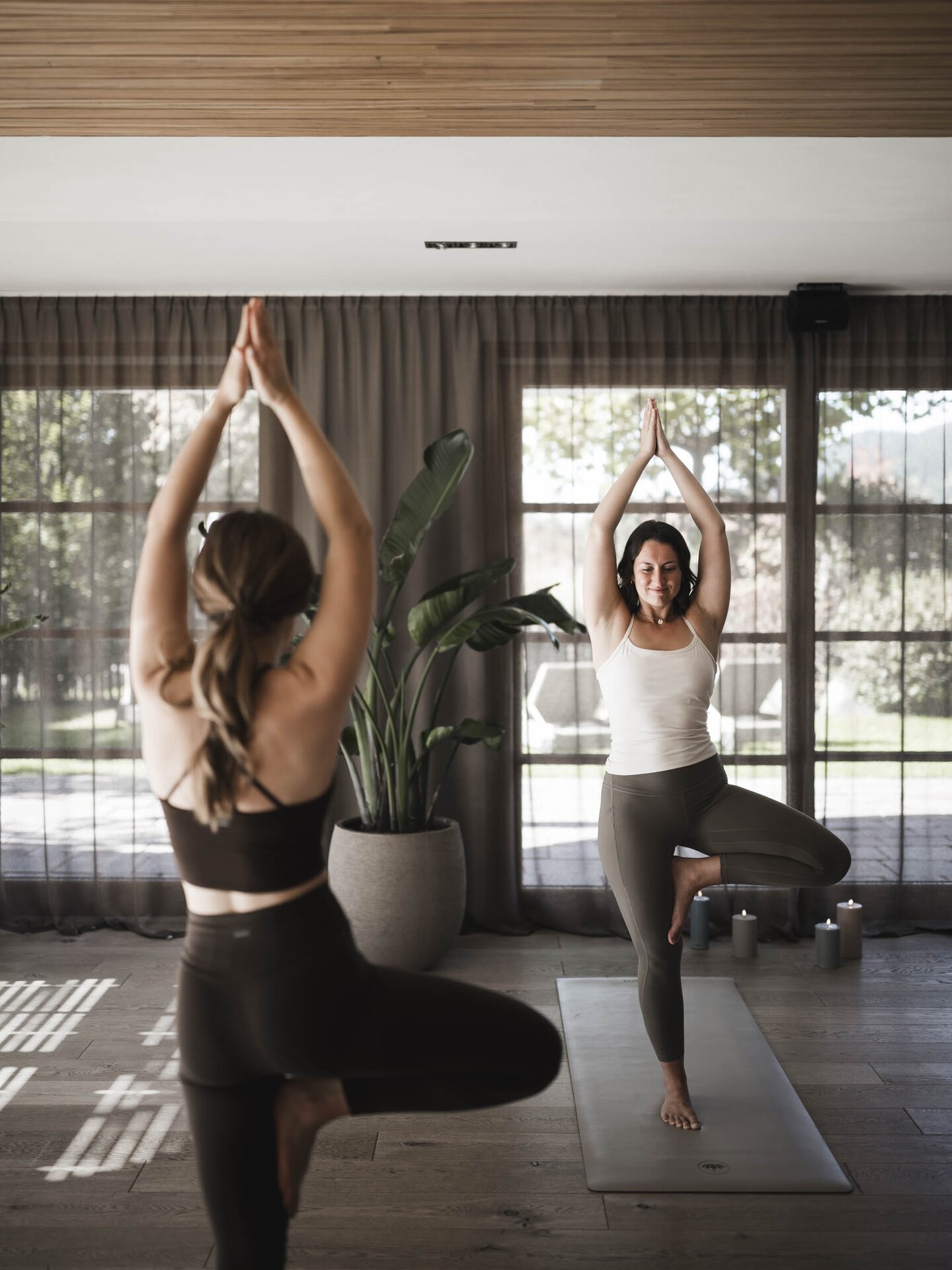 Zwei Personen bei einer Yogastunde im Yogaraum im Wellneshotel Der Engel