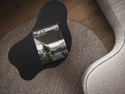 Magazin The Aficionados als Coffee-Tablebook im Orgänic Zimmer auf schwarzem Designer-Tisch Magazin The Aficionados als Coffee-Tablebook im Orgänic Zimmer auf schwarzem Designer-Tisch