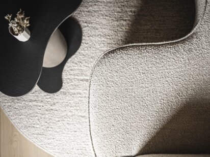 Detailaufnahme in Vogelperspektive von Designercouch und Designtisch im Top Komfortzimmer Orgänic