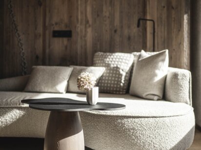 Beige Designercouch im Orgänic Zimmer | Hoteldesign Beige Designercouch im Orgänic Zimmer | Hoteldesign