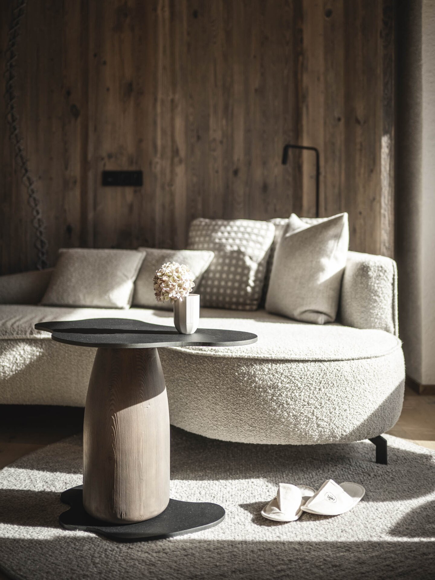 Beige Designercouch im Orgänic Zimmer | Hoteldesign
