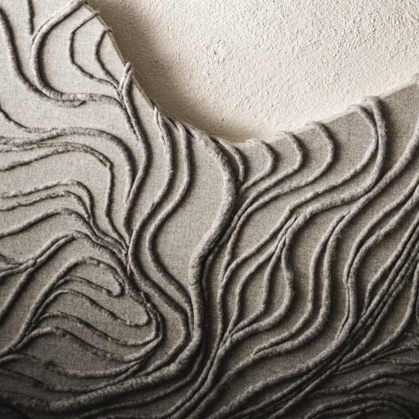 Detailaufnahme von moderner Holzvertäfelung und Filzgemälde an der Wand im Top Komfortzimmer Orgänic Nord