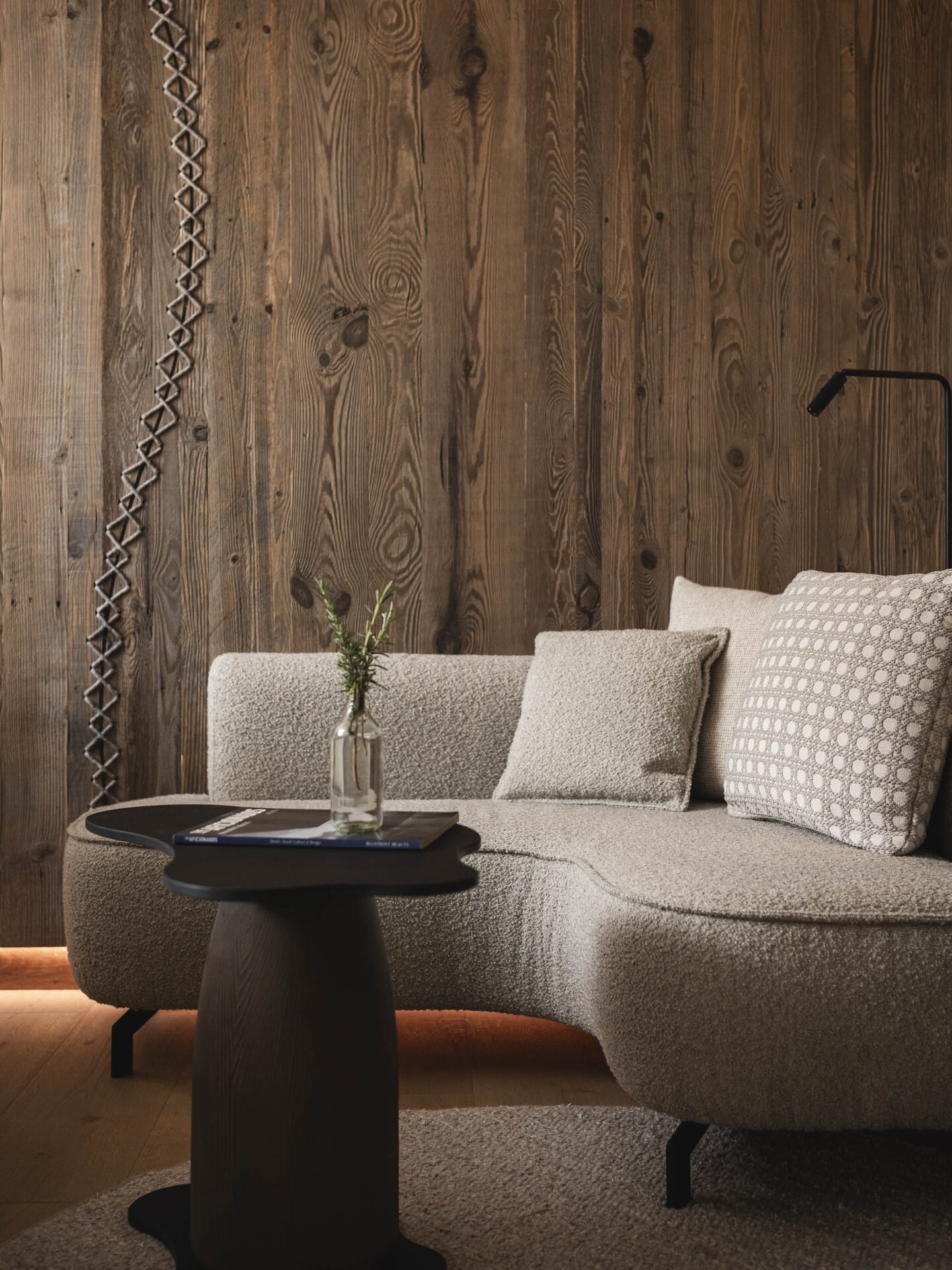 Designer-Couch in greige mit organischem Designer-Tisch im Orgänic Top Komfortzimmer Süd