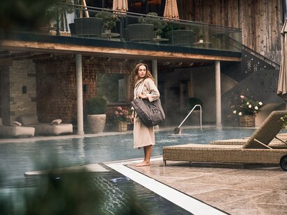 Frau am Außenpool des Orgänic Spa im Engel