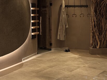 Umkleidebereich im Orgänic Spa mit Bademantel und Badeschuhen
