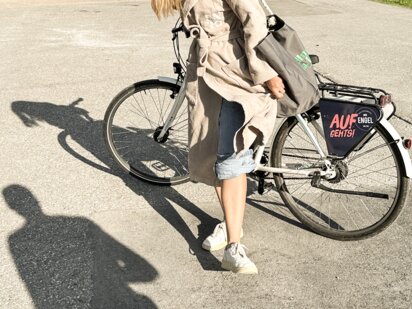 Fake it until you make it - Person mit Bademantel darunter Jeans