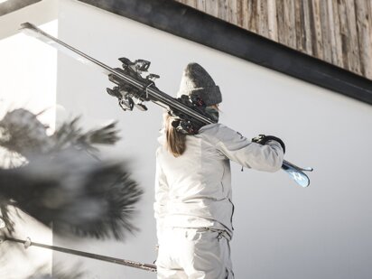 Skifahrerin vor den Suites am Kraut Garten