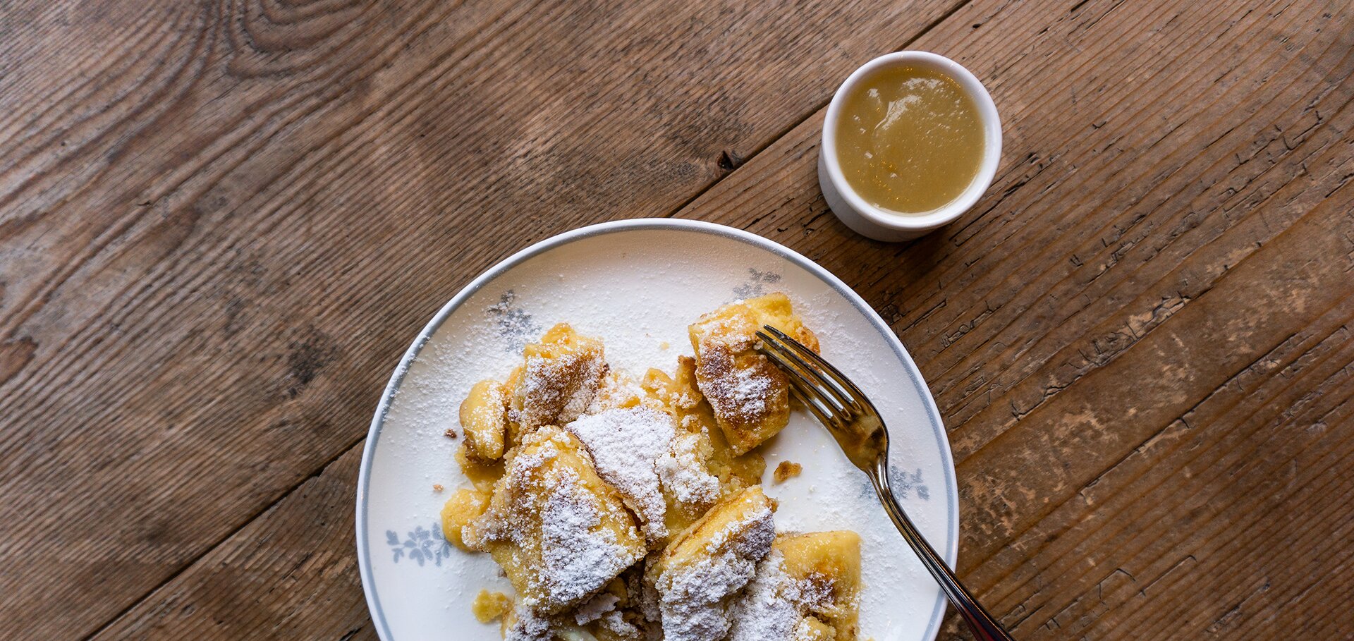 Engels Kaiserschmarren schon zum Frühstück am Teller mit Apfelmus Engels Kaiserschmarren schon zum Frühstück am Teller mit Apfelmus